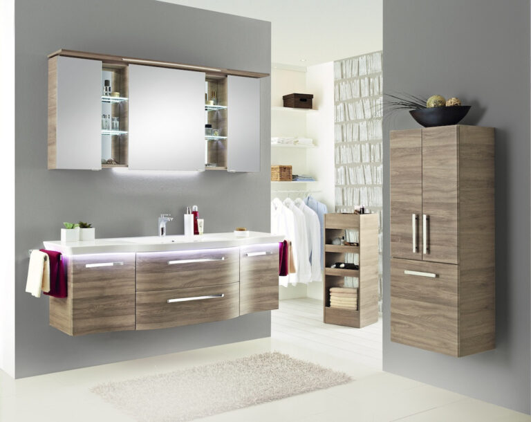 Moderner Badezimmerwaschtisch mit Schränken in Holzmaserung, einer glatten Arbeitsplatte und einem verspiegelten Medizinschrank.