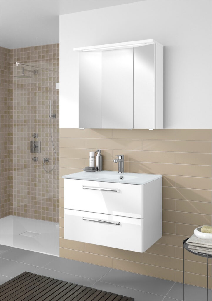 Badschrank mit Waschbecken und Spiegelschrank in weißer Hochglanzoptik