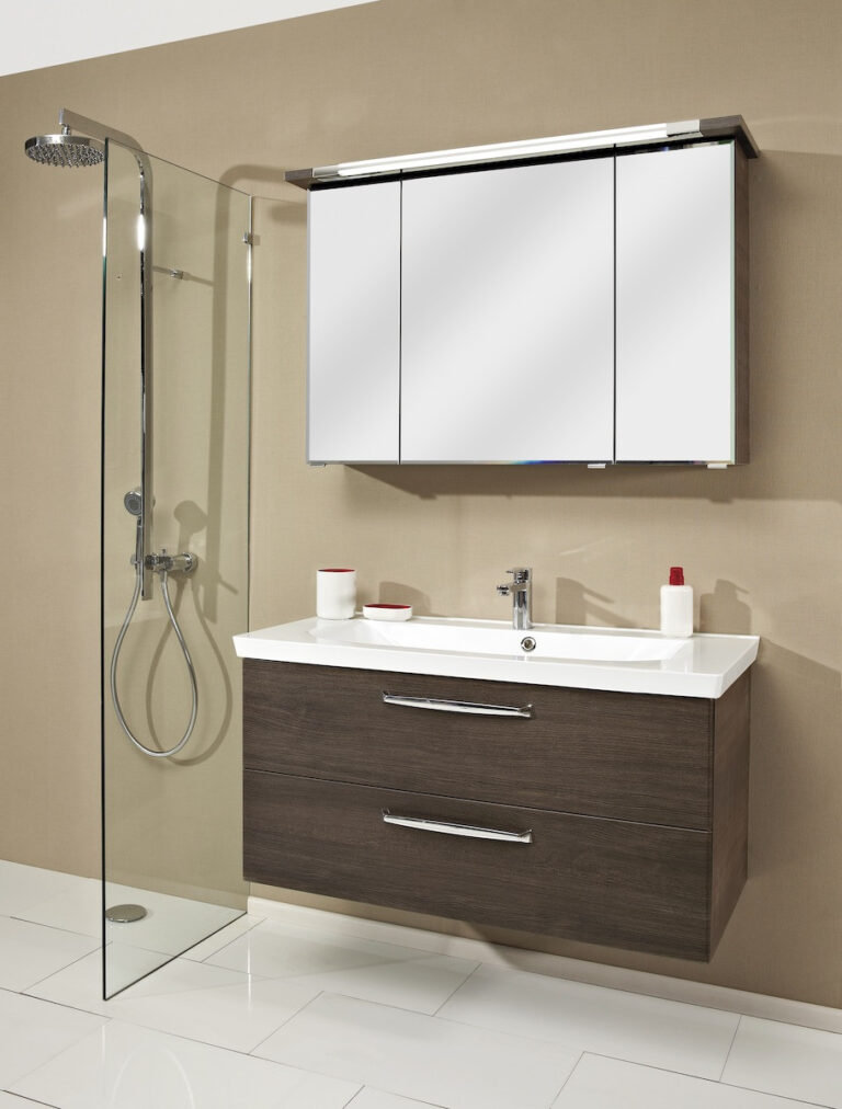Waschbeckenarmatur mit Spiegelschrank aus Holz