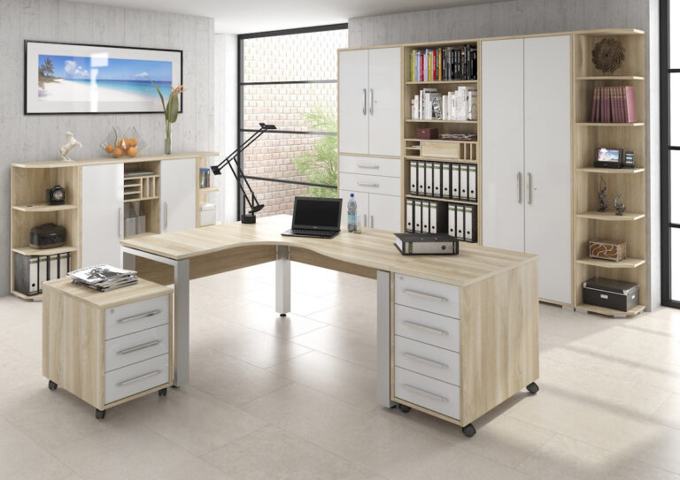 Arbeitszimmer mit Eckschreibtisch und Rollkommoden sowie großen Aktenschränken