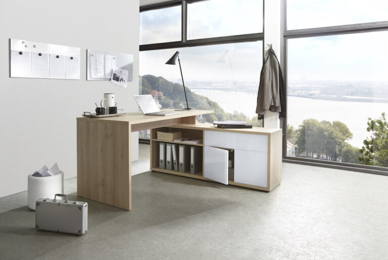 Moderner L-förmiger Home-Office-Schreibtisch mit weißen und hellen Holzschränken und Blick auf den Fluss.