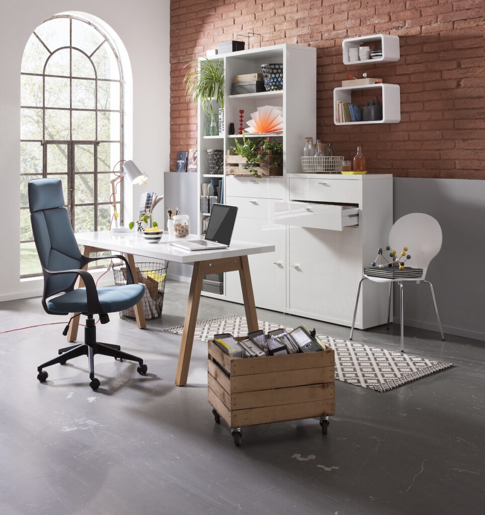 Modernes Arbeitszimmer mit Schreibtisch und einem blauen Schreibtischstuhl