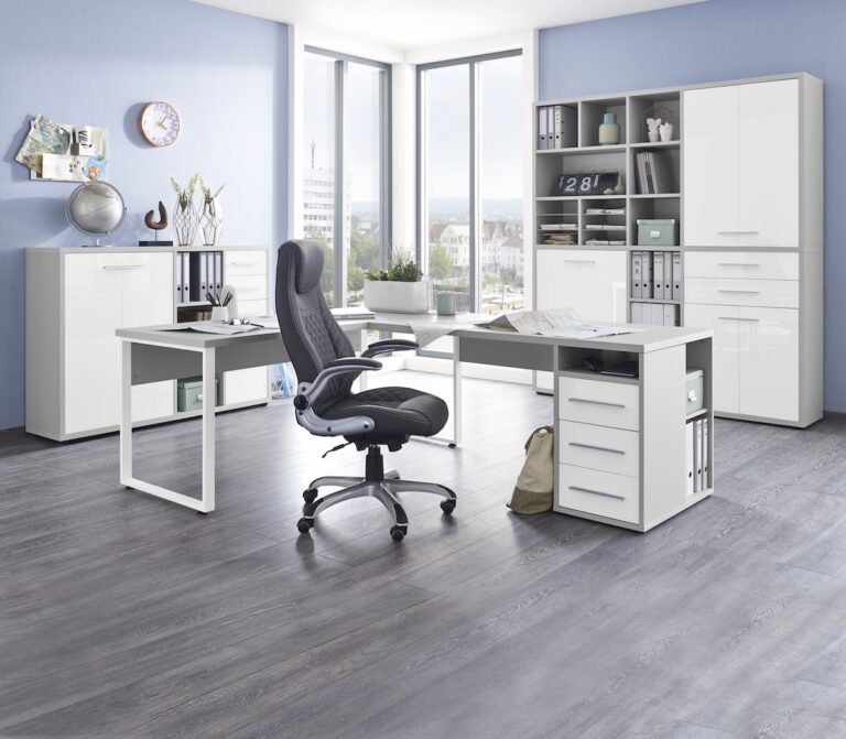 Büro mit hellblauen Wänden und einem Eckschreibtisch