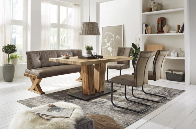Moderner Esstisch aus Holz mit Sitzbank und Stühlen in braun