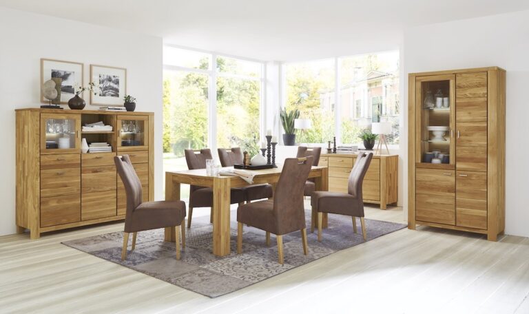 Esszimmer mit Holzvitrinen und Holztisch