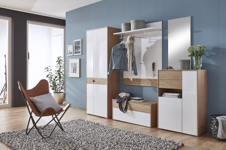 Hellblauer Flur mit moderner Garderobe in weißer Hochglanzoptik