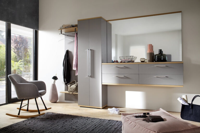 Diele mit grauer Kommode mit Spiele und einem grauen Schrank