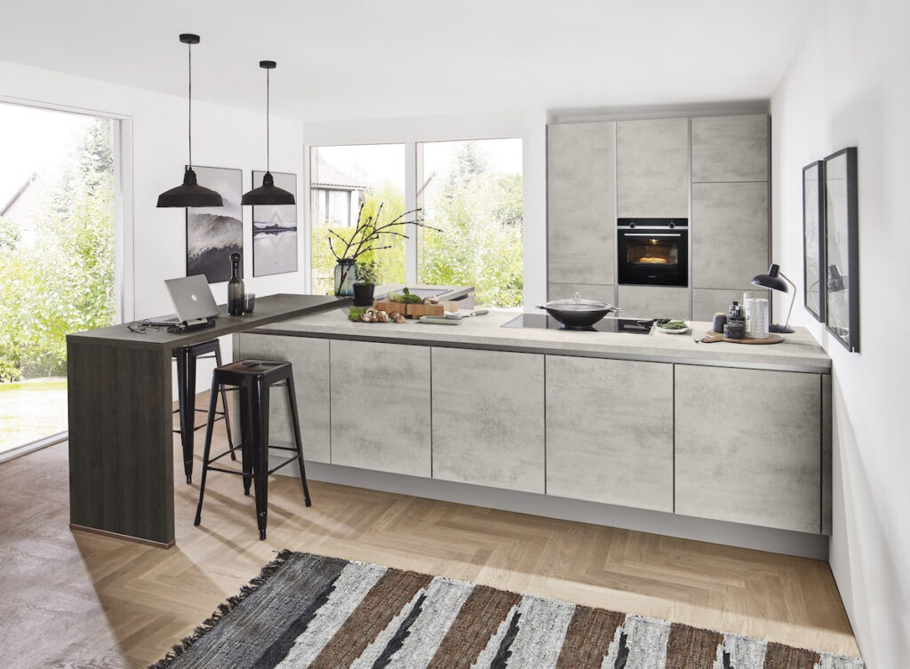 Grifflose moderne Küche in Grau aus Betonoptik