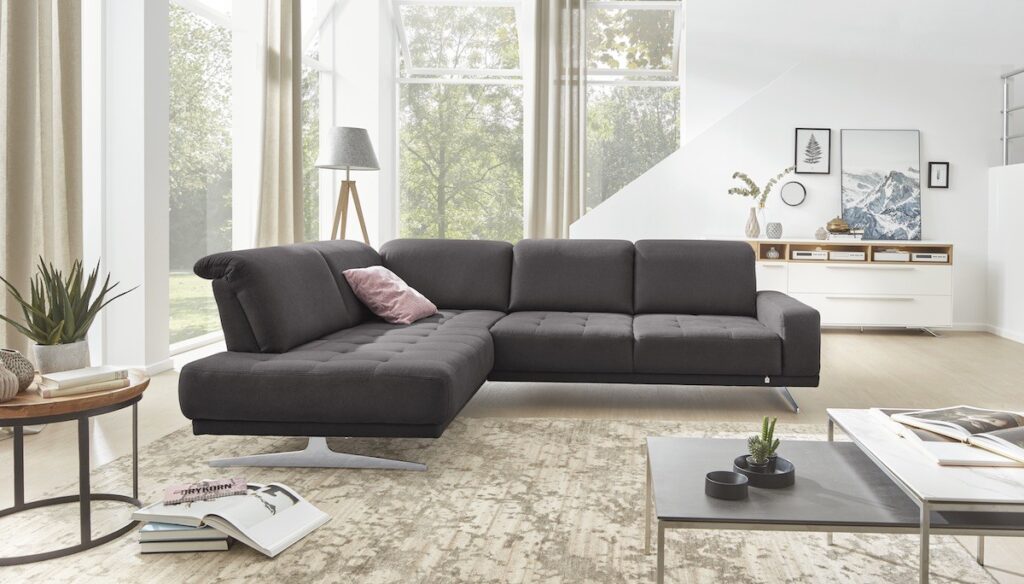 Modernes graues Ecksofa in einem hellen Wohnzimmer