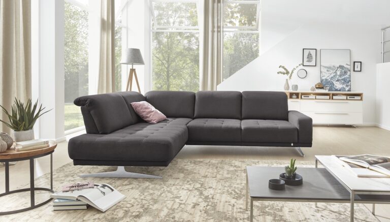 Modernes graues Ecksofa in einem hellen Wohnzimmer