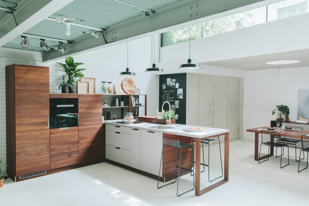 Massivholz-Küche aus Holz im industrial Stil
