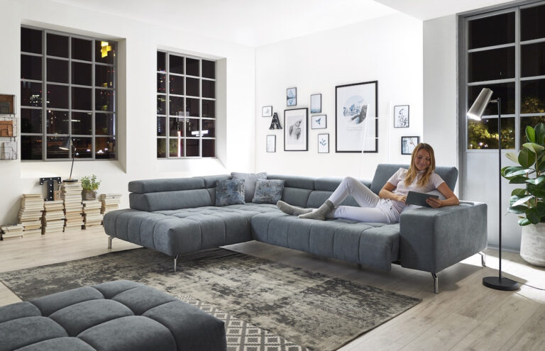Ecksofa aus Stoff in Hellgrau