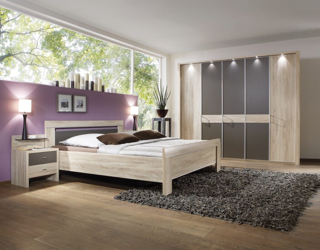 Schlafzimmer mit einem Bett und einem Kleiderschrank aus Holz