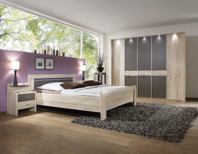 Schlafzimmer mit einem Bett und einem Kleiderschrank aus Holz