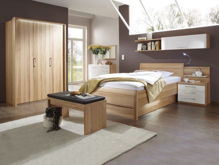 Schlafzimmer mit Holzmöbeln