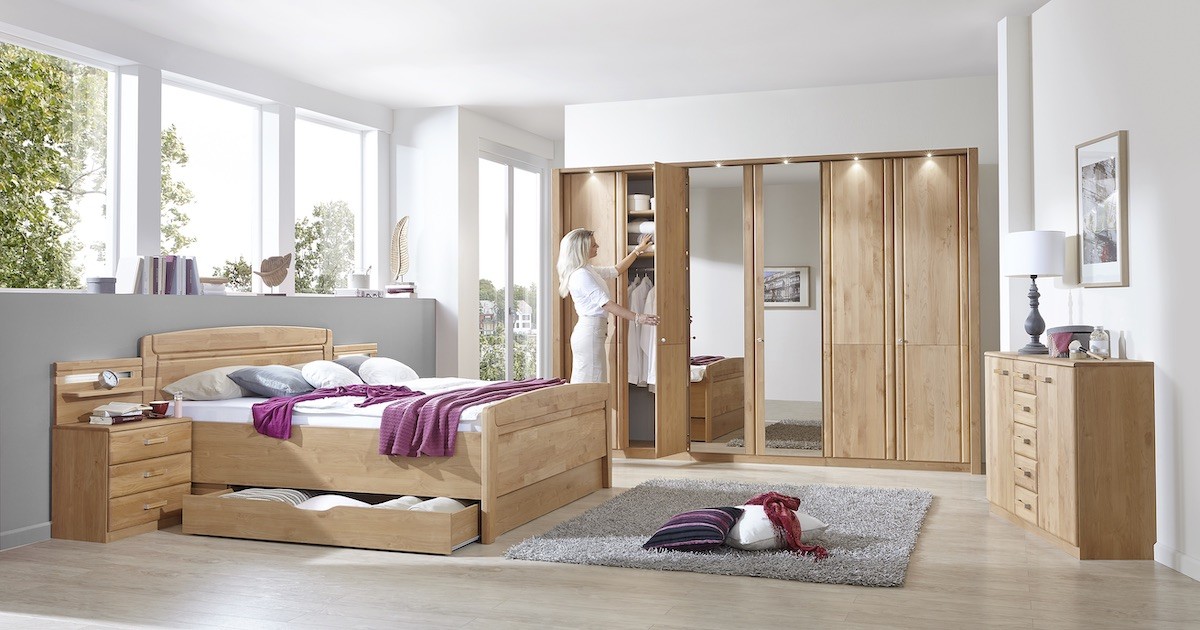 Kleiderschrank aus Holz mit Spiegeln in einem Seniorenschlsafzimmer