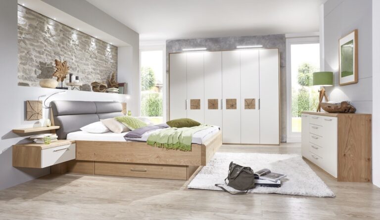 Schlafzimmer mit Bett aus Holz und einem weißen Kleiderschrank
