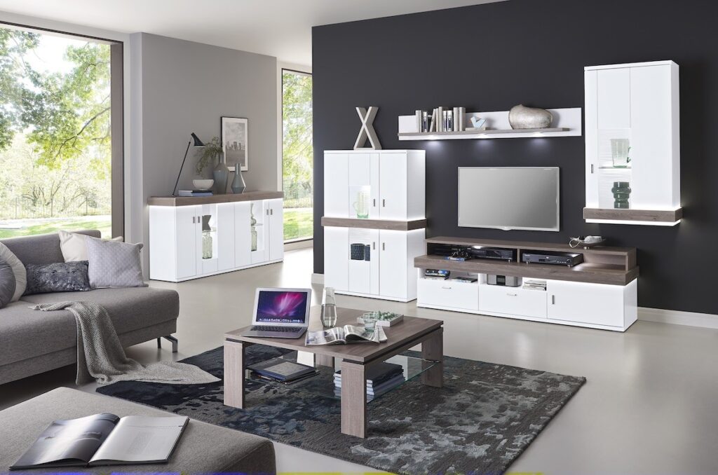 Weiße Möbel in einem modernen Wohnzimmer