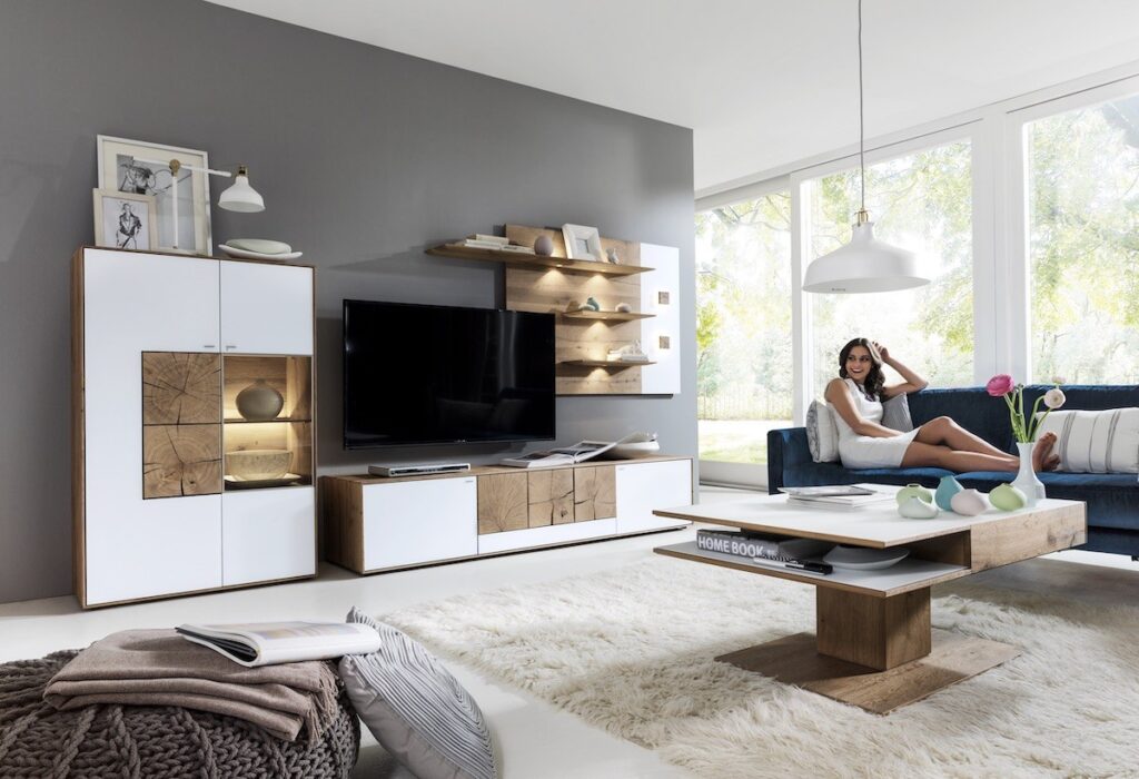 modernes Sideboard und Vitrine in Weiß mit Holzdetails