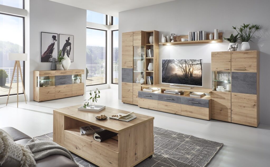 Wohnzimmer mit Holzmöbeln