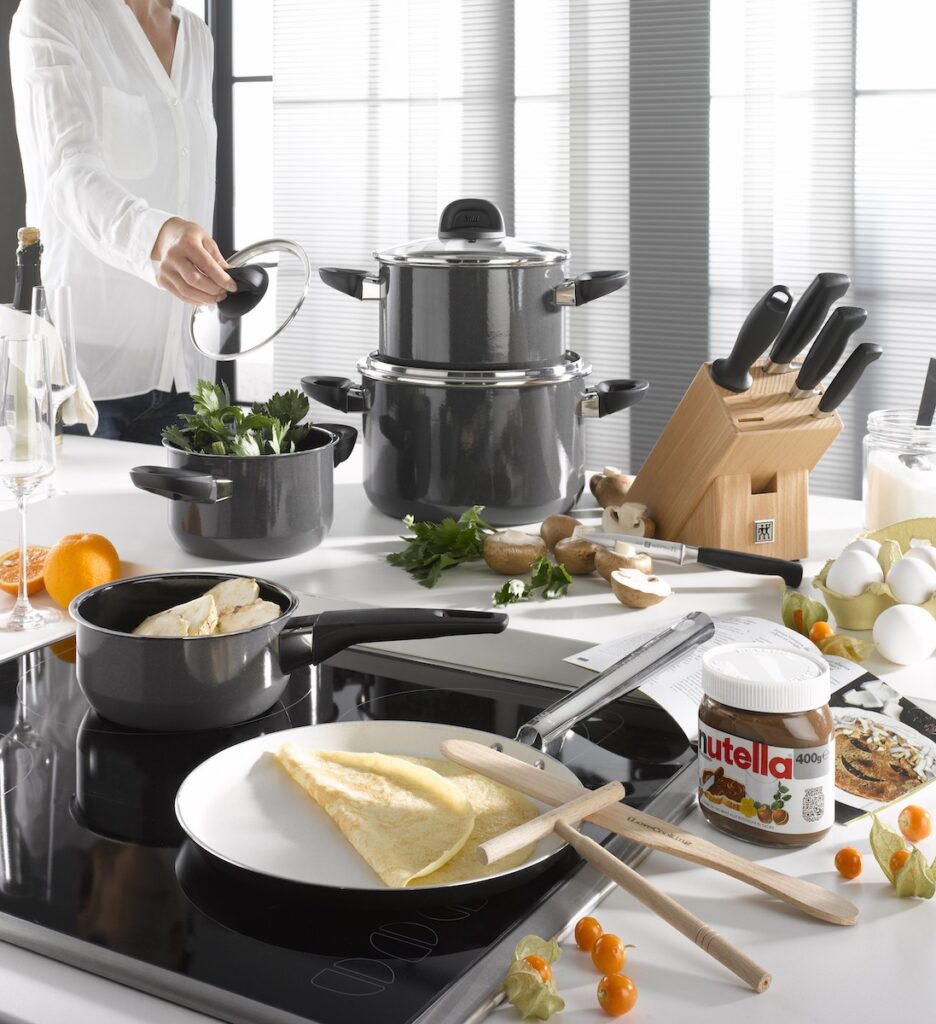 Modernes Küchengeschirr-Set mit Nutella-Glas und Crêpes