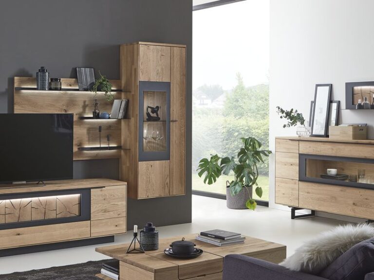 Moderne Wohnwand aus Eiche mit schwarzen Details und modernen Glasfenstern