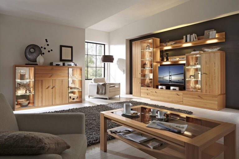 Moderne Wohnwand aus Holz mit Vitrinen und Glasfenstern