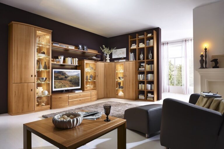Modernes Wohnzimmer mit einem großen Regal aus Holz inklusive Vitrinen mit Glasfenster