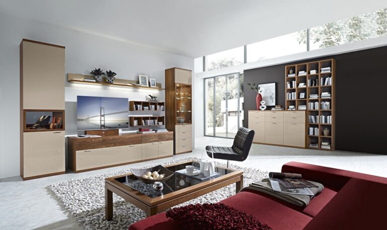 modernes Wohnzimmer mt einer beigen Wohnwand und einem großen Bücherregal aus Holz