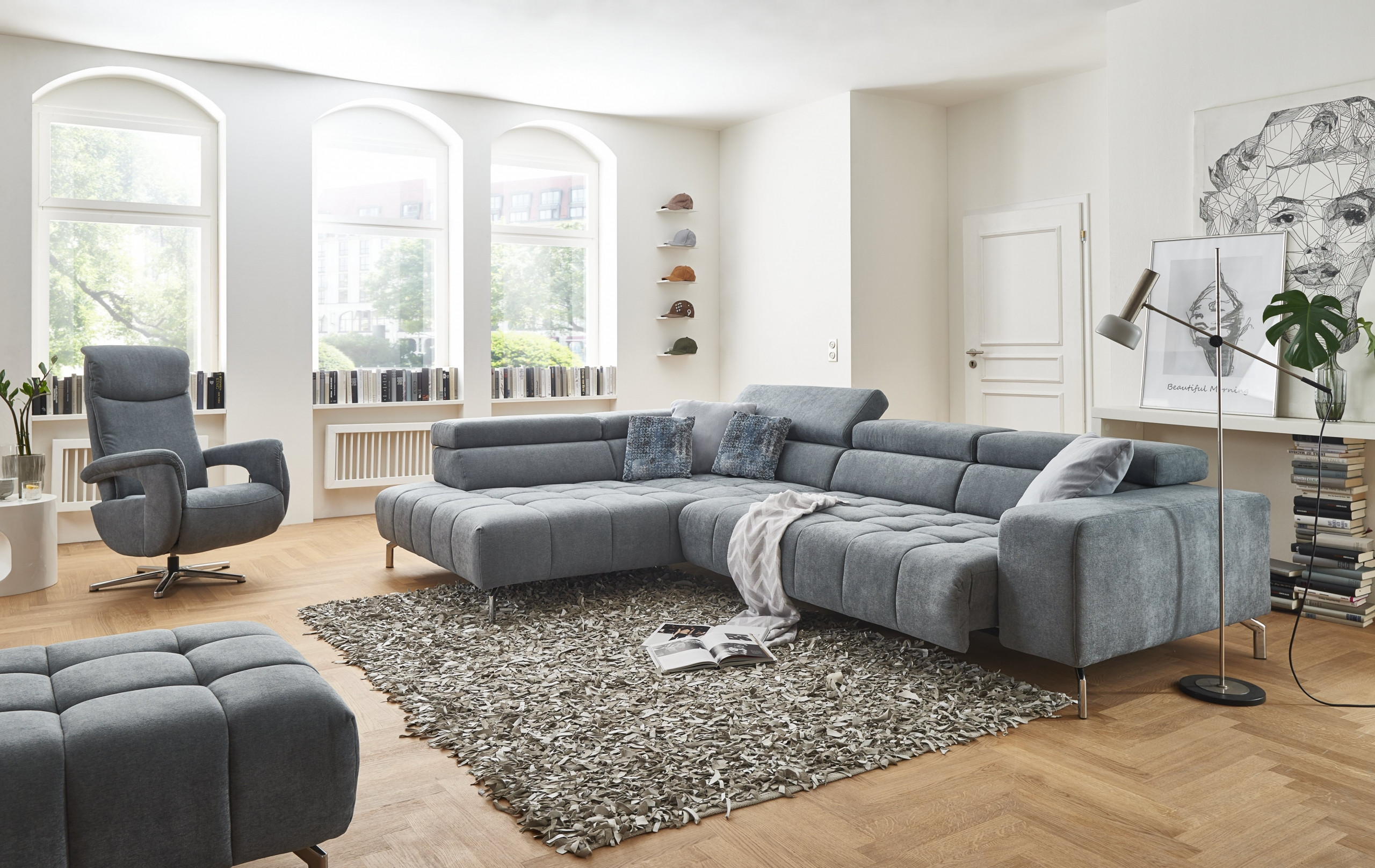 Modernes graues Sofa in einem minimalistischen Wohnzimmer.