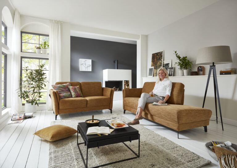 Moderne Stoffgarnitur aus braun in einem modernen Wohnzimmer