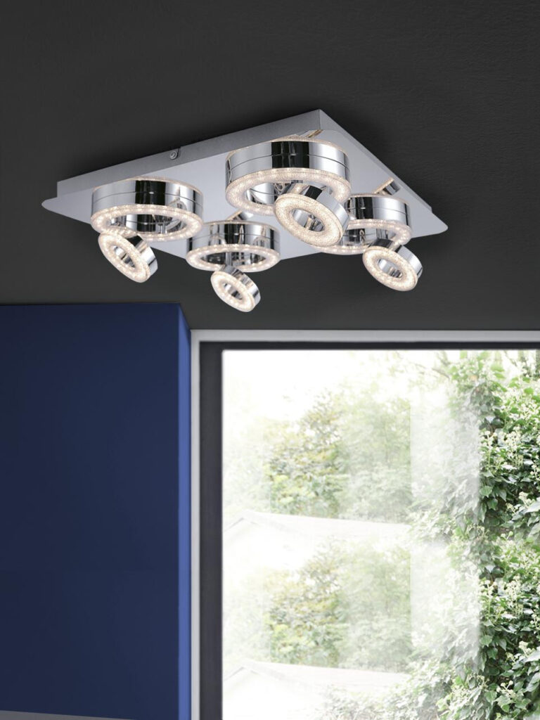 Moderne verchromte LED-Deckenleuchte mit mehreren ringförmigen Lichtern.