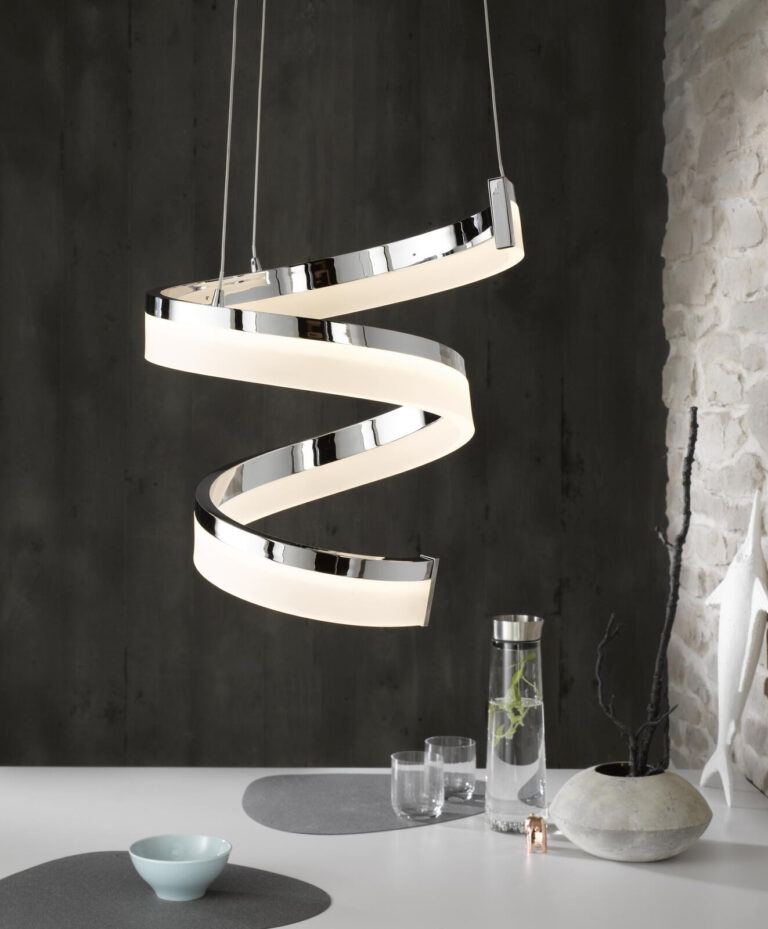 Moderne, spiralförmige LED-Pendelleuchte aus Chrom über dem Esstisch
