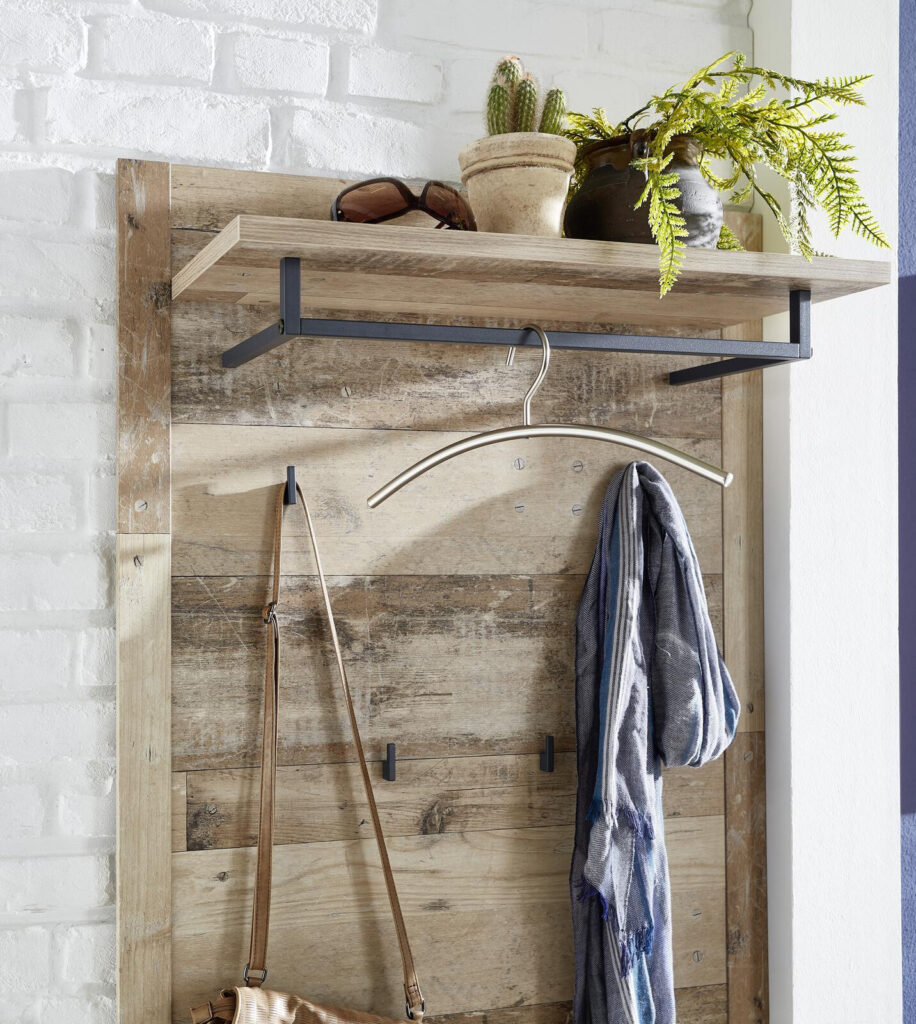 Rustikale Wandgarderobe aus Holz mit Ablage, Haken und Kleiderstange