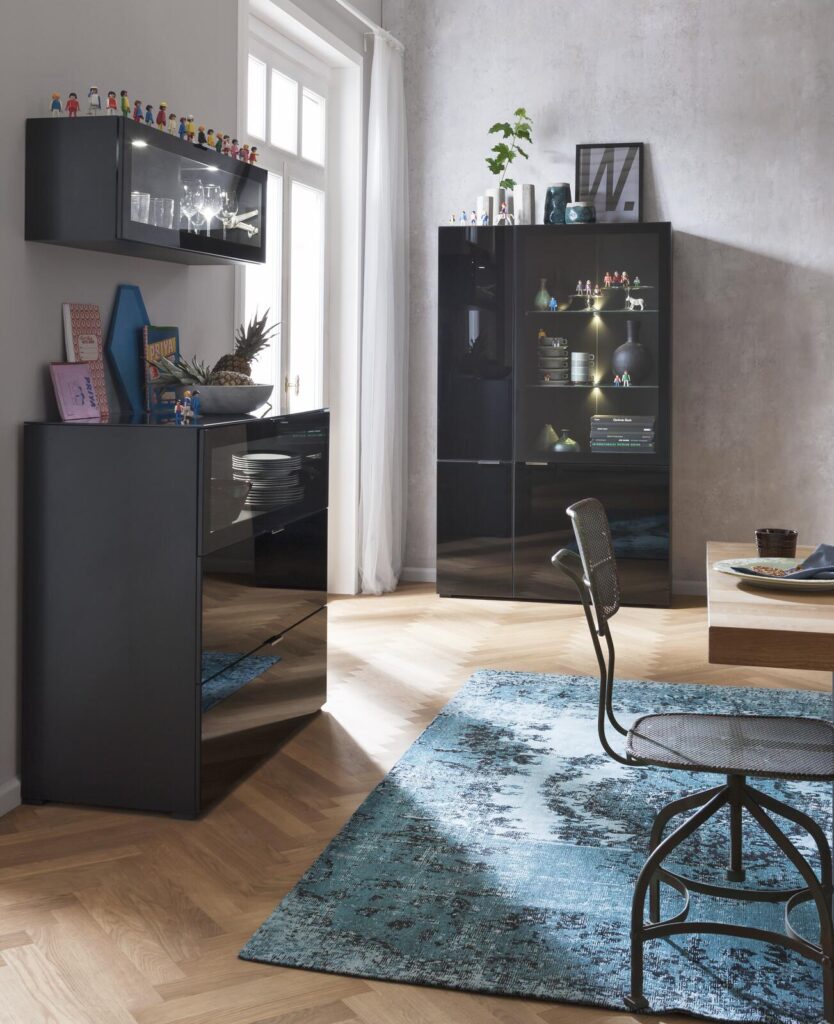 Moderne schwarze Hochglanz-Esszimmermöbel mit blaugrünem Teppich
