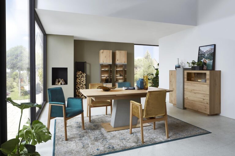 Modernes Esszimmer mit Holztisch, Stühlen und Sideboard. Natürliches Licht durchflutet den Raum.