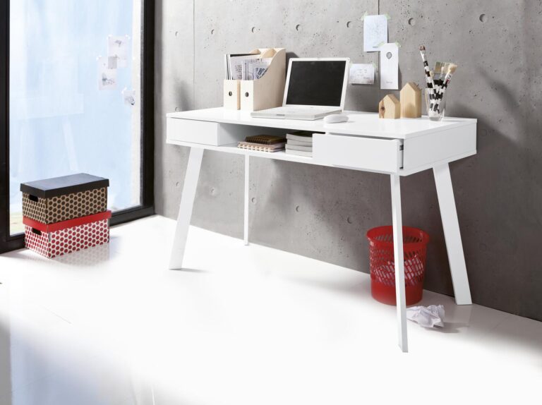 Moderner weißer Schreibtisch mit Laptop, Zubehör und Stauraum. Ideale Einrichtung für das Homeoffice.