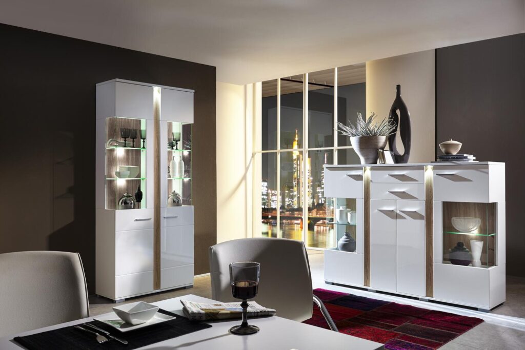 Moderne weiße Hochglanz-Esszimmermöbel mit Glasvitrinen.
