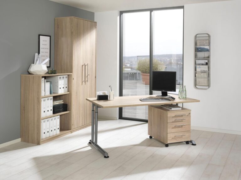 Modernes Home-Office mit Schreibtisch, Regalen und Aktenschrank aus hellem Holz.