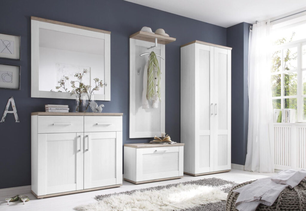 Weißes Flurmöbel-Set: Spiegel, Garderobe, Schrank und Schuhbank. Moderne Aufbewahrung im Flur.