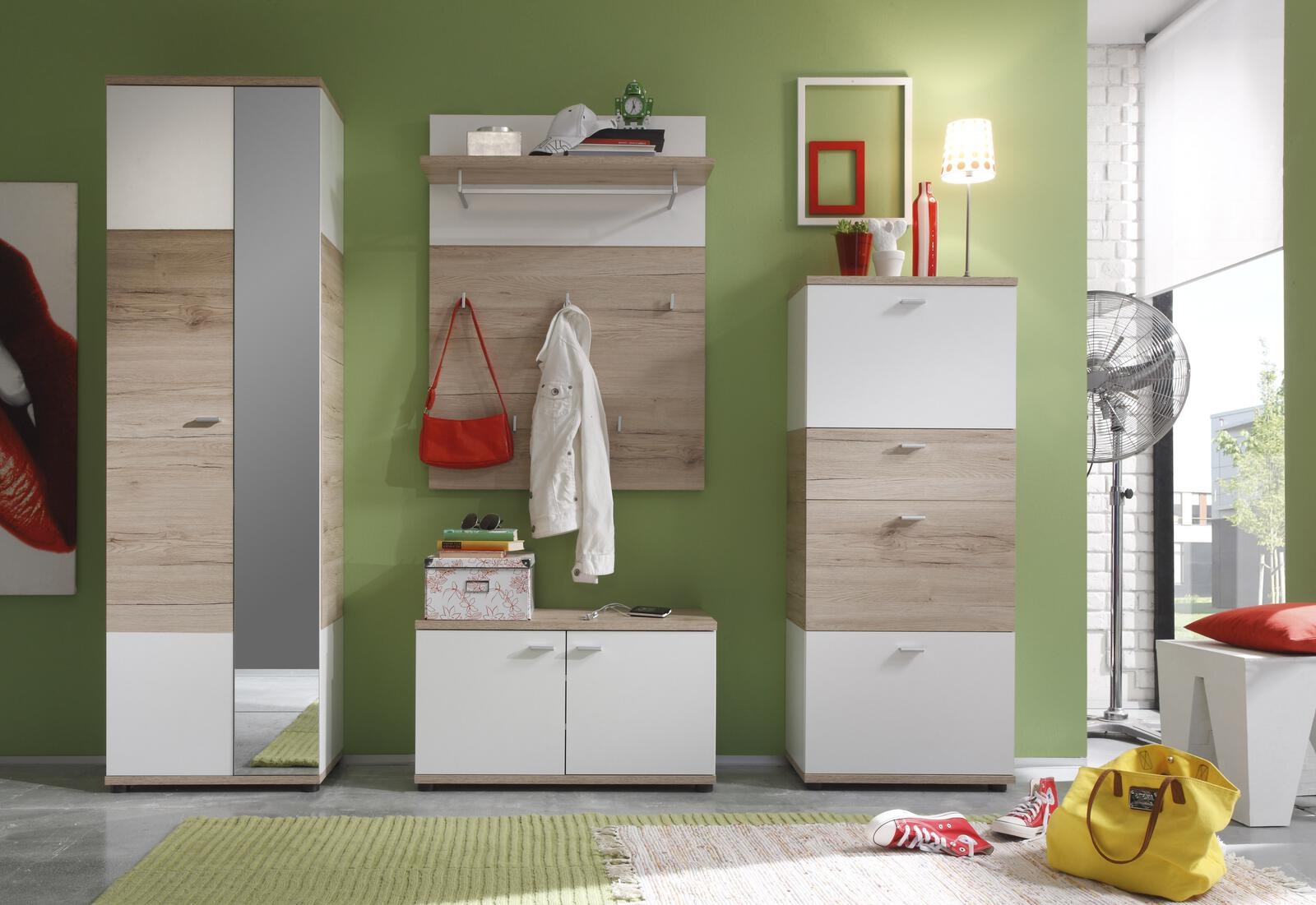 Modernes Flurmöbel-Set: Kleiderschrank, Schuhschrank und Wandgarderobe. Helles Holz und weißes Design.