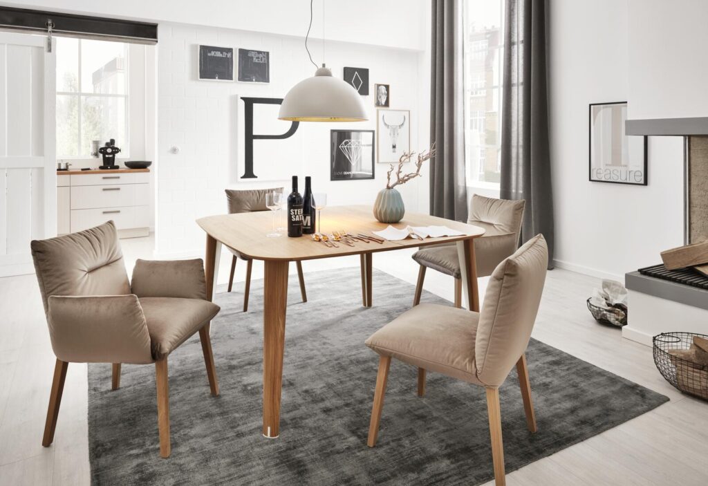 Modernes Esszimmer mit hellbeigen Stühlen und Holztisch, stilvolle Pendelleuchte