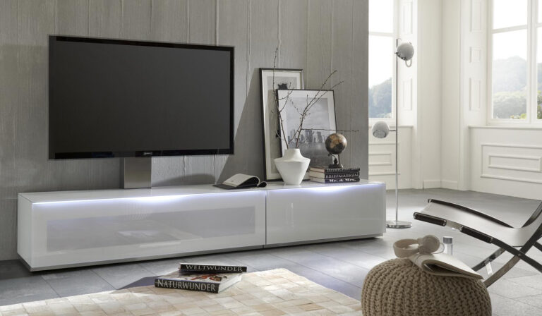 Moderner weißer TV-Ständer mit LED-Beleuchtung, der einen großen Flachbildfernseher und eine stilvolle Inneneinrichtung in Szene setzt.