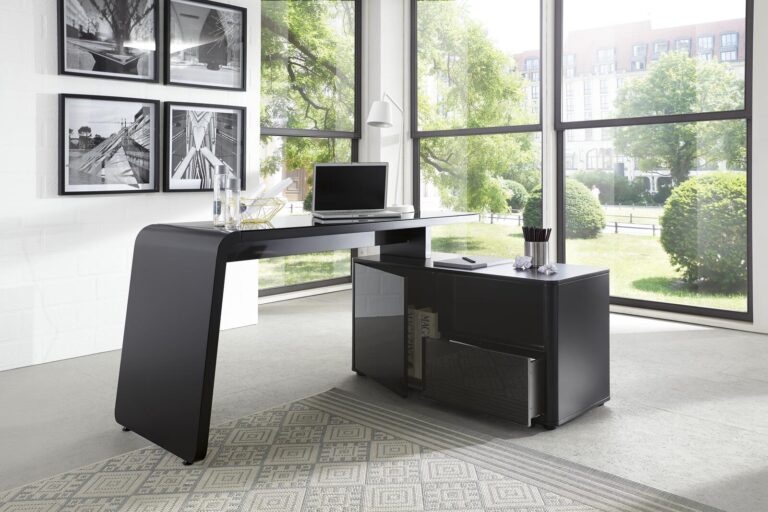 Moderner schwarzer L-förmiger Schreibtisch mit Glasplatte, Stauraum und Laptop.