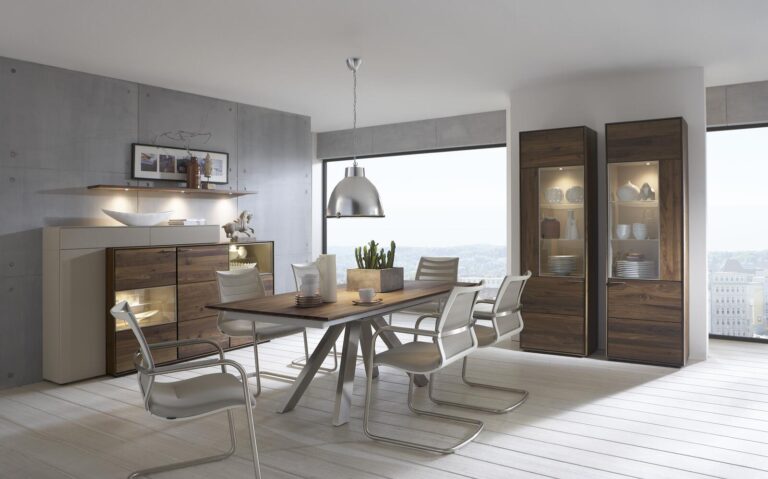Modernes Esszimmer mit Sideboard aus Walnussholz, Vitrinen mit Glasfront und modernen Metallstühlen.