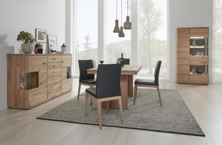 Modernes Esszimmerset aus Eiche mit Sideboard und Vitrine. Esszimmerstühle aus schwarzem Leder.