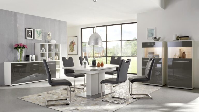 Modernes Esszimmer mit grau-weißen Hochglanzmöbeln, darunter ein Esstisch, Stühle, ein Sideboard und Vitrinen.