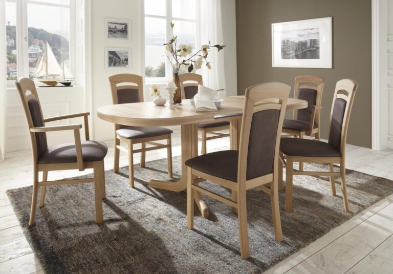 Modernes Esszimmerset aus heller Eiche mit braun gepolsterten Stühlen, perfekt für ein stilvolles Esszimmer.