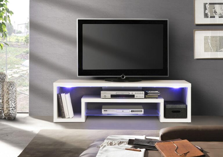 Moderner weißer TV-Ständer mit LED-Beleuchtung, der einen Fernseher und Medienkomponenten hält.