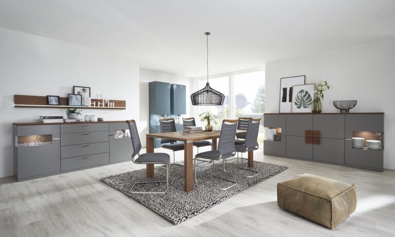Modernes Esszimmer mit grauem Sideboard, Esstisch aus Holz und grauen Stühlen.